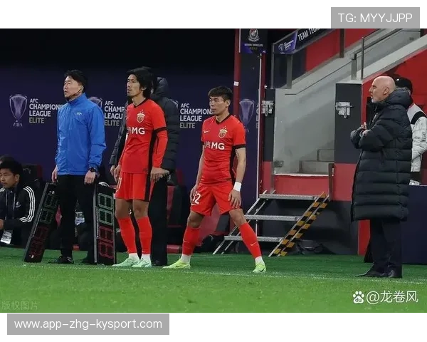 上海海港中场球员发挥关键作用，上海海港主场球衣